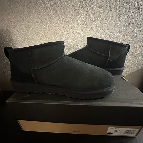 UGG Men’s Classic Ultra Mini Boot // Black Size 10 - Picture 2 of 7